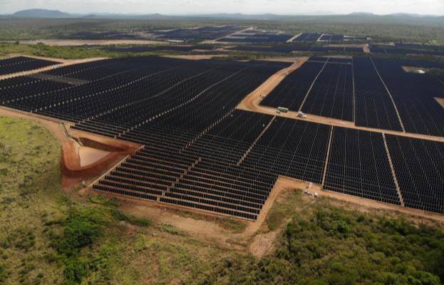 Vista aérea do Complexo Fotovoltaico Luiz Gonzaga, com fileiras de painéis solares
